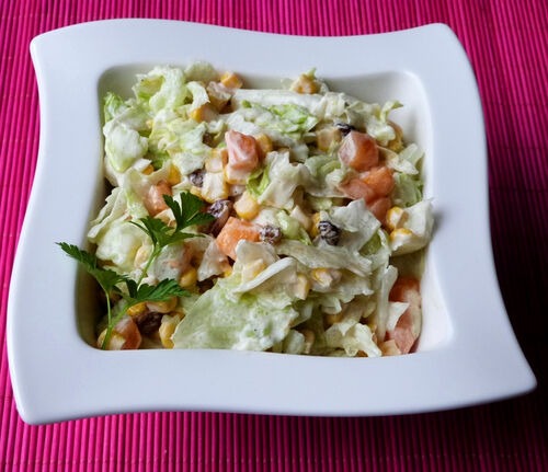 Салат с хурмой и кукурузой