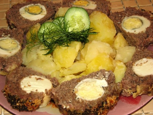 Мясной рулет с вареным яйцом Мясной рулет с вареным яйцом