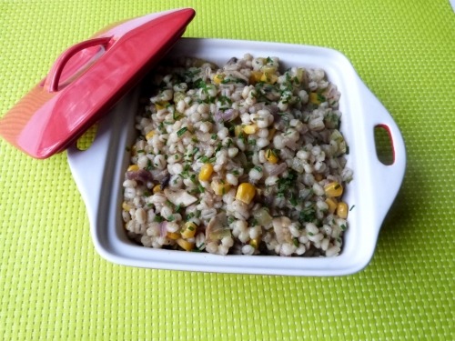 Перловка с шампиньонами и кукурузой Перловка с шампиньонами и кукурузой