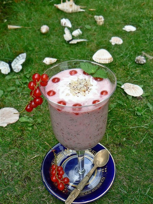 Коктейль с красной смородиной и орехами на кокосовом молоке 