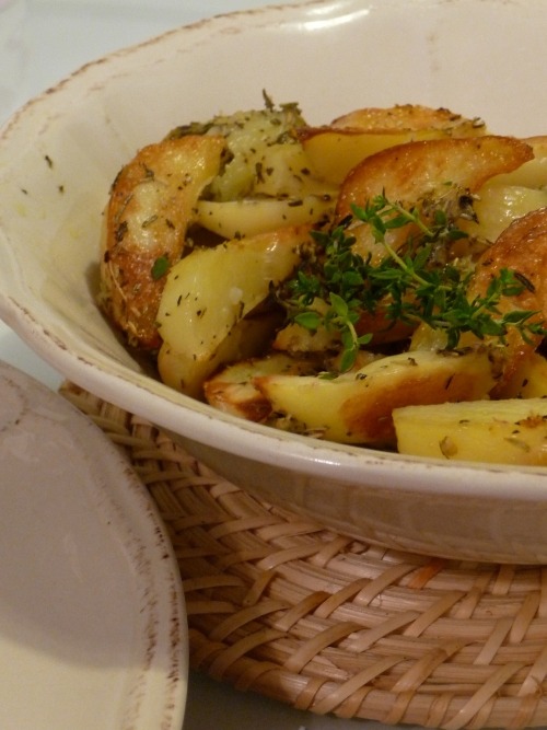 Картофель запеченный в рукаве с чесноком и розмарином Картофель запеченный в рукаве с чесноком и розмарином