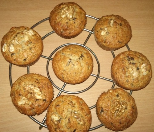 Банановые маффины с шоколадом и орехами