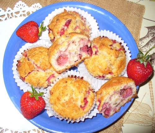 Маффины с клубникой и орехами