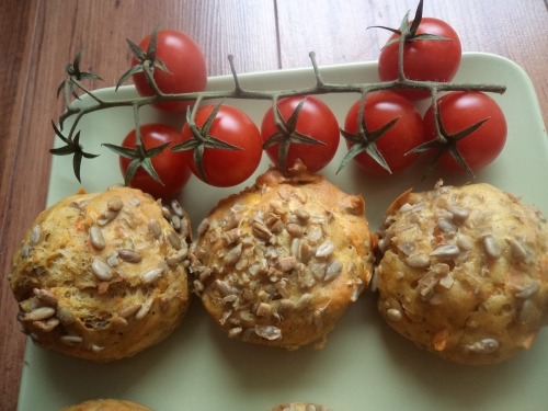 Соленые морковные маффины с семечками