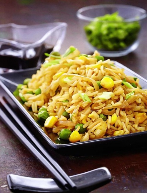 Жареный рис с кукурузой и горошком