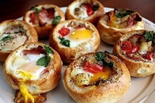 Запеченные булочки с яйцом Запеченные булочки с яйцом