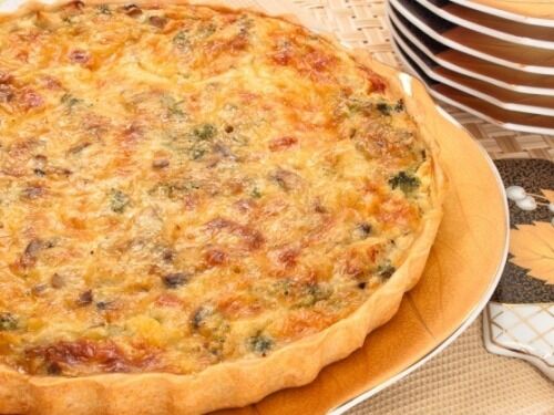 Лоранский пирог с курицей, грибами и брокколи