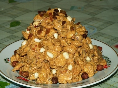 Торт "Муравейник" со сгущенкой и орехами