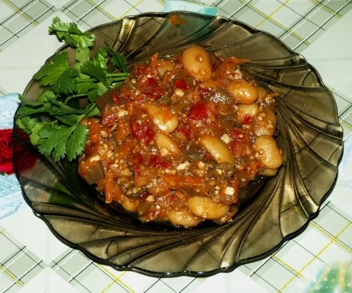 Консервированная фасоль с баклажанами, помидорами и морковью