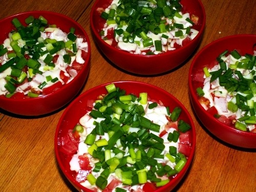 Салат с крабовыми палочками и солеными огурцами Салат с крабовыми палочками и солеными огурцами
