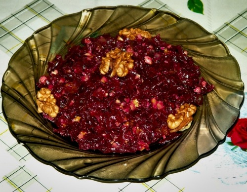 Салат со свеклой орехами и изюмом Салат со свеклой орехами и изюмом