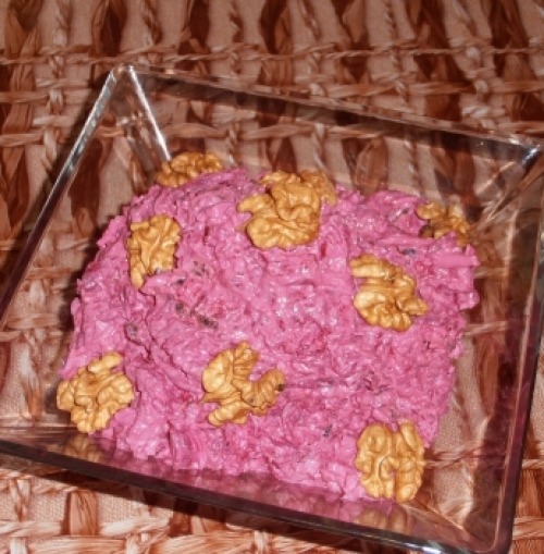 Салат свекольный с черносливом и орехами Салат свекольный с черносливом и орехами