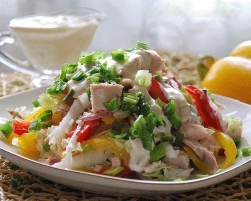 Салат с красным луком и перцем